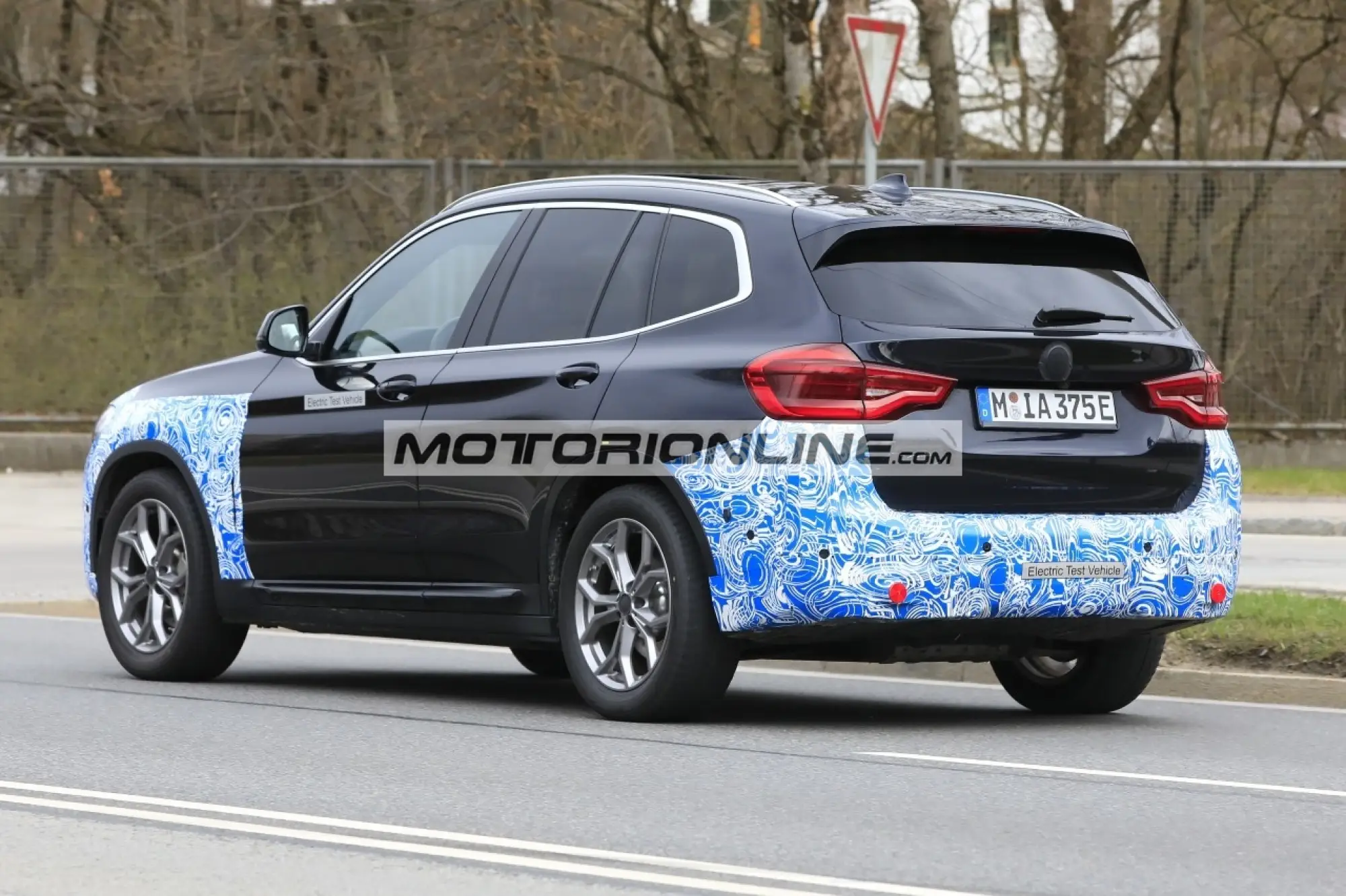 BMW iX3  - Foto spia 28-4-2020 - 9