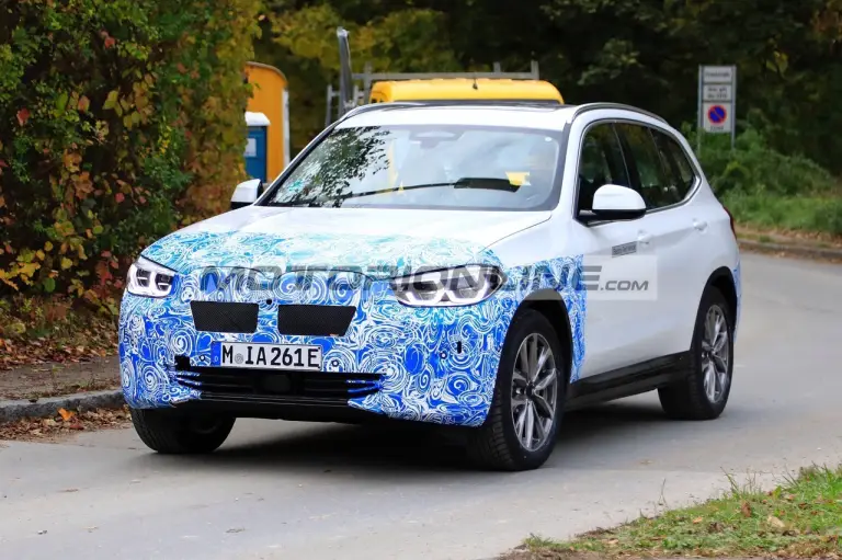 BMW iX3 - Foto spia 31-10-2018 - 3