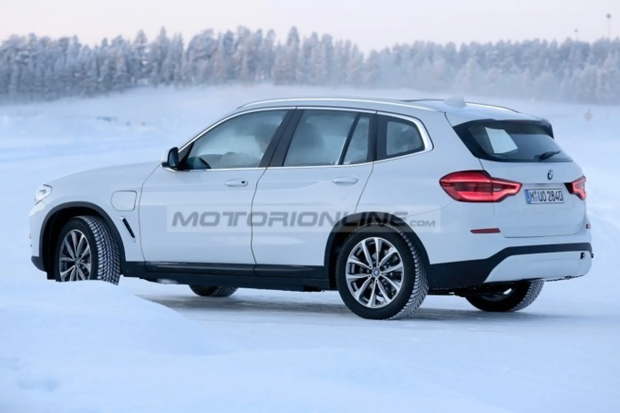 BMW iX3 foto spia 9 febbraio 2018 - 7