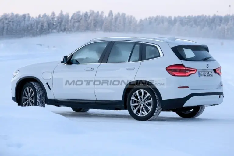 BMW iX3 foto spia 9 febbraio 2018 - 7