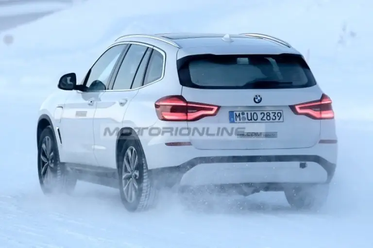 BMW iX3 foto spia 9 febbraio 2018 - 9