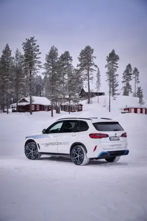 BMW iX5 Hydrogen test invernali - Foto - 37