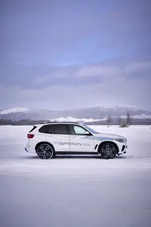 BMW iX5 Hydrogen test invernali - Foto