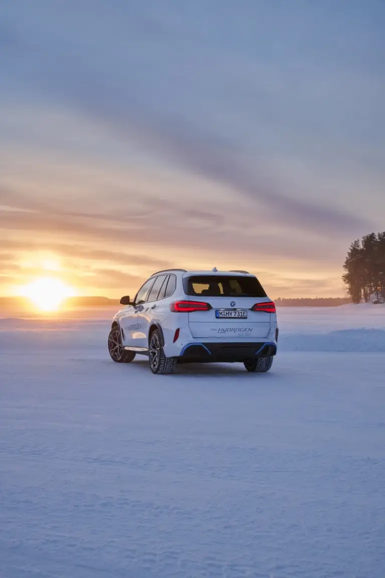 BMW iX5 Hydrogen test invernali - Foto - 47