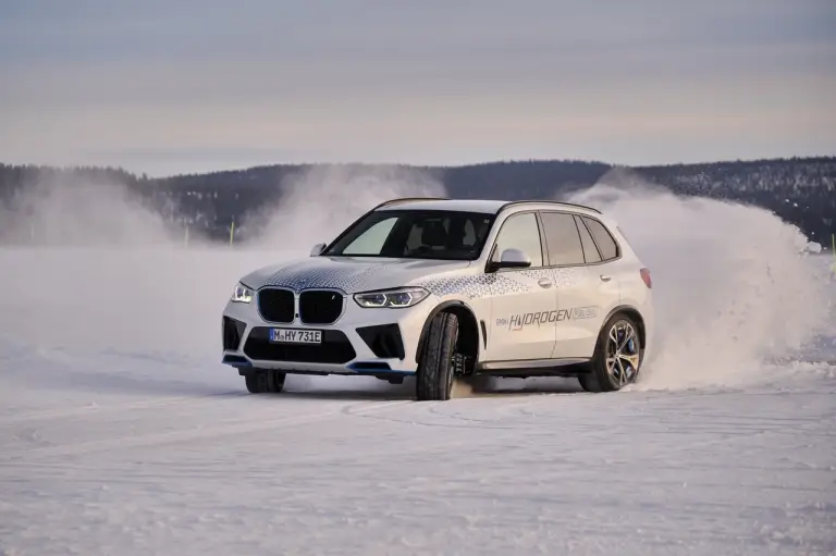 BMW iX5 Hydrogen test invernali - Foto - 57