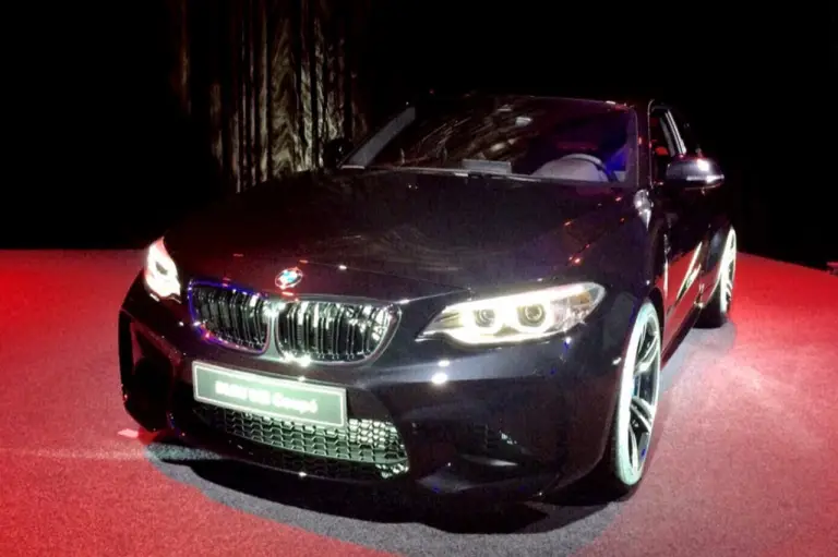 BMW M2 Coupe in livrea Shappire Black - 3