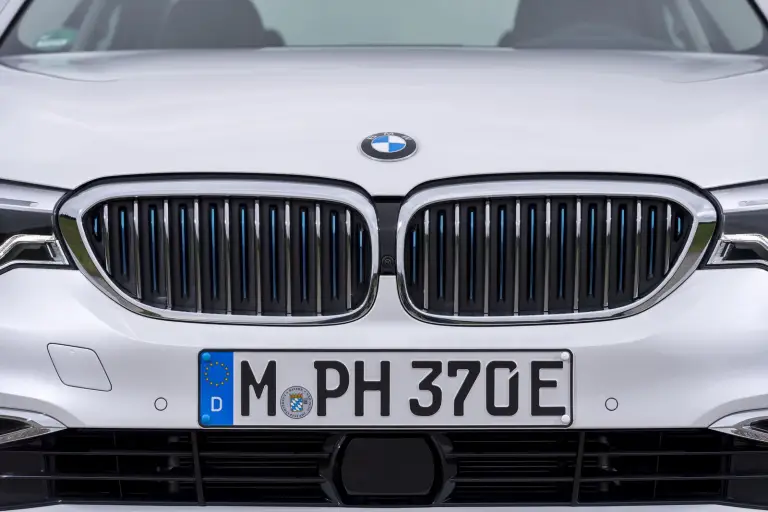 BMW M550i xDrive e 530e iPerformance - 137