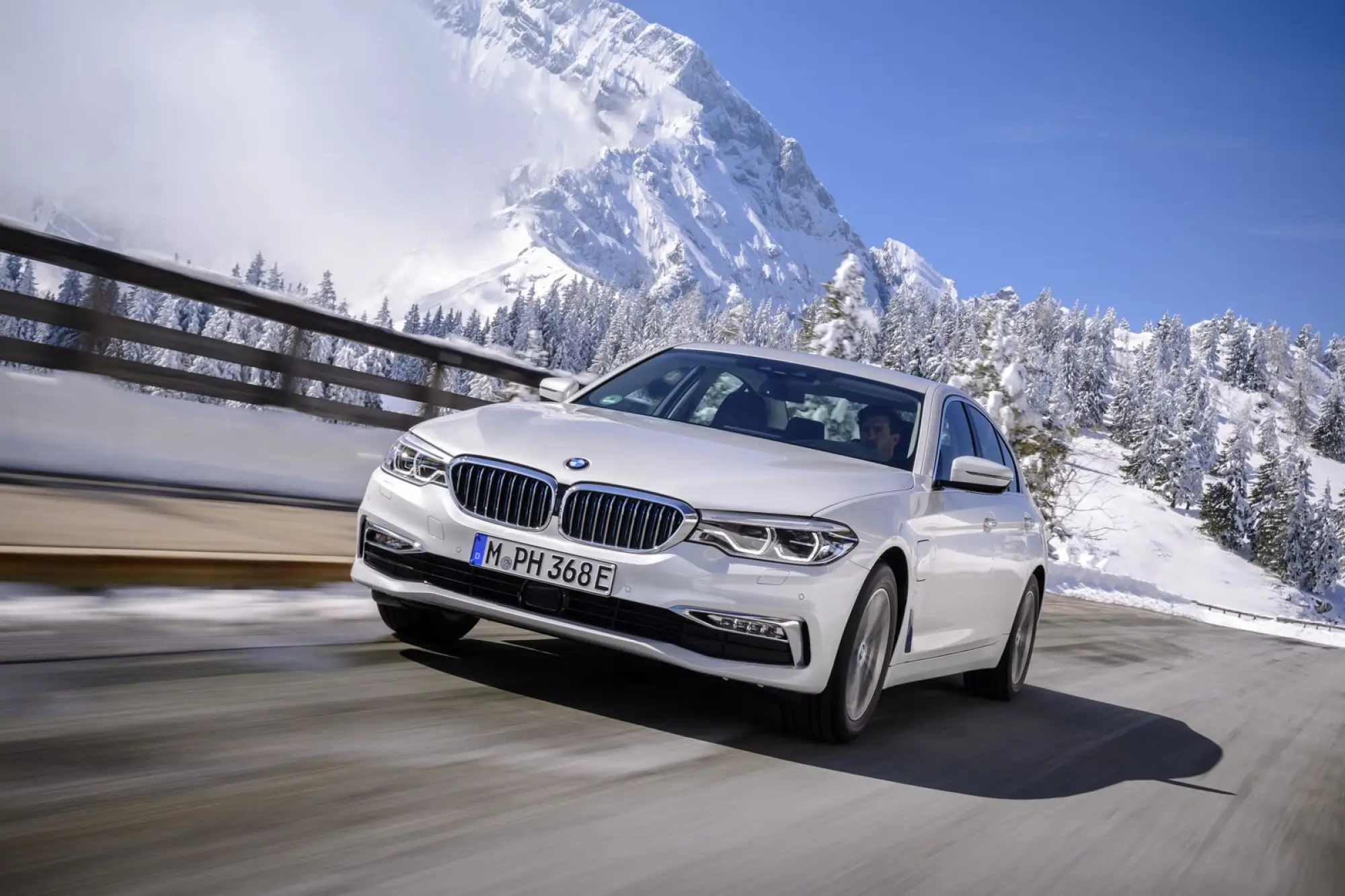 BMW M550i xDrive e 530e iPerformance - 97