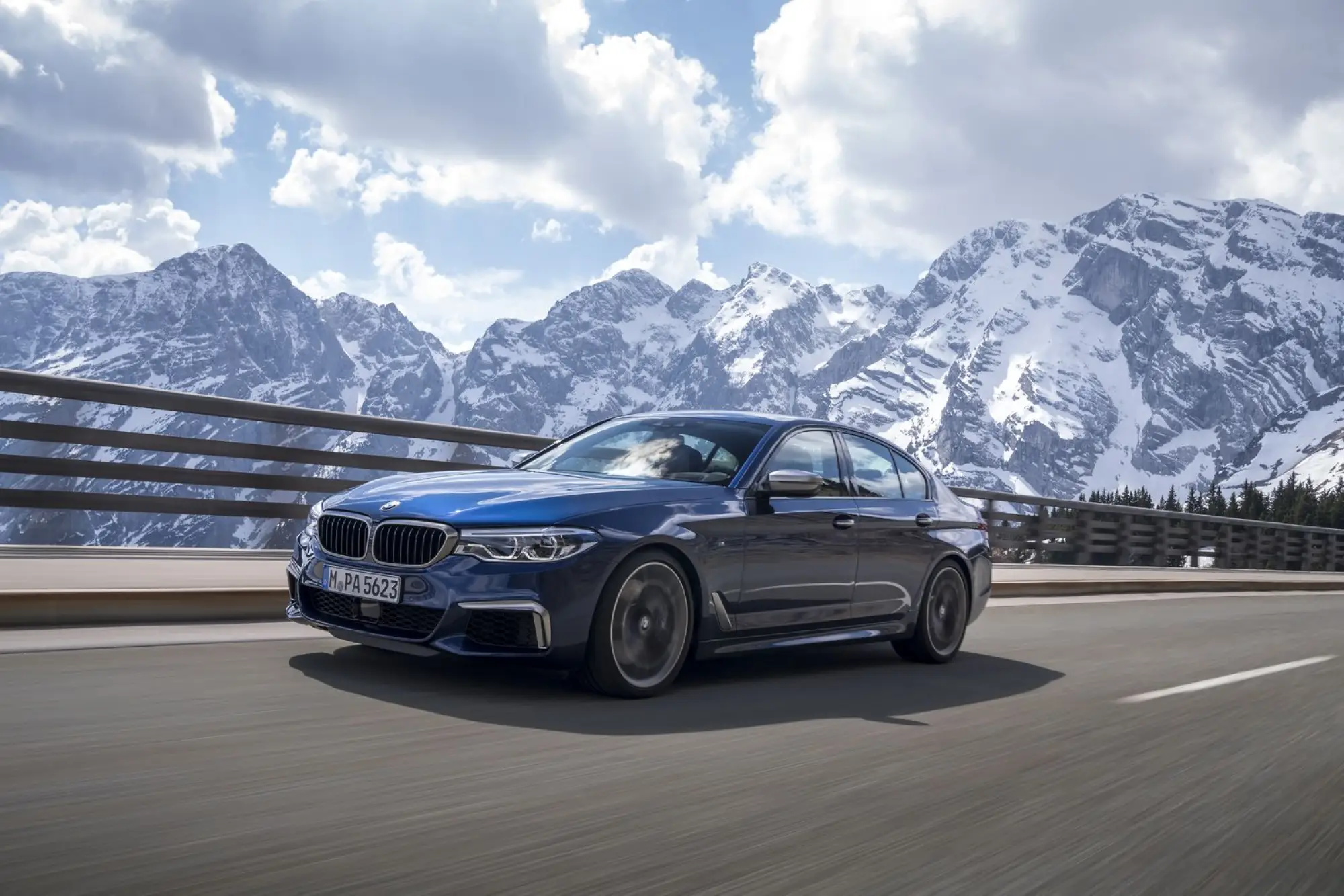 BMW M550i xDrive e 530e iPerformance - 29