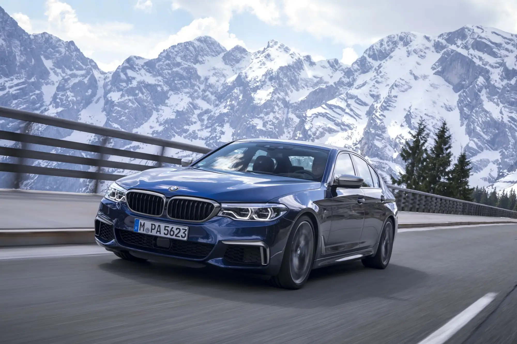 BMW M550i xDrive e 530e iPerformance - 31