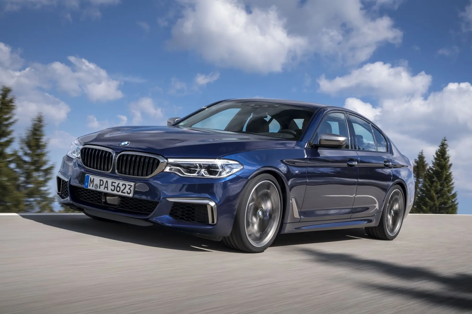 BMW M550i xDrive e 530e iPerformance - 34