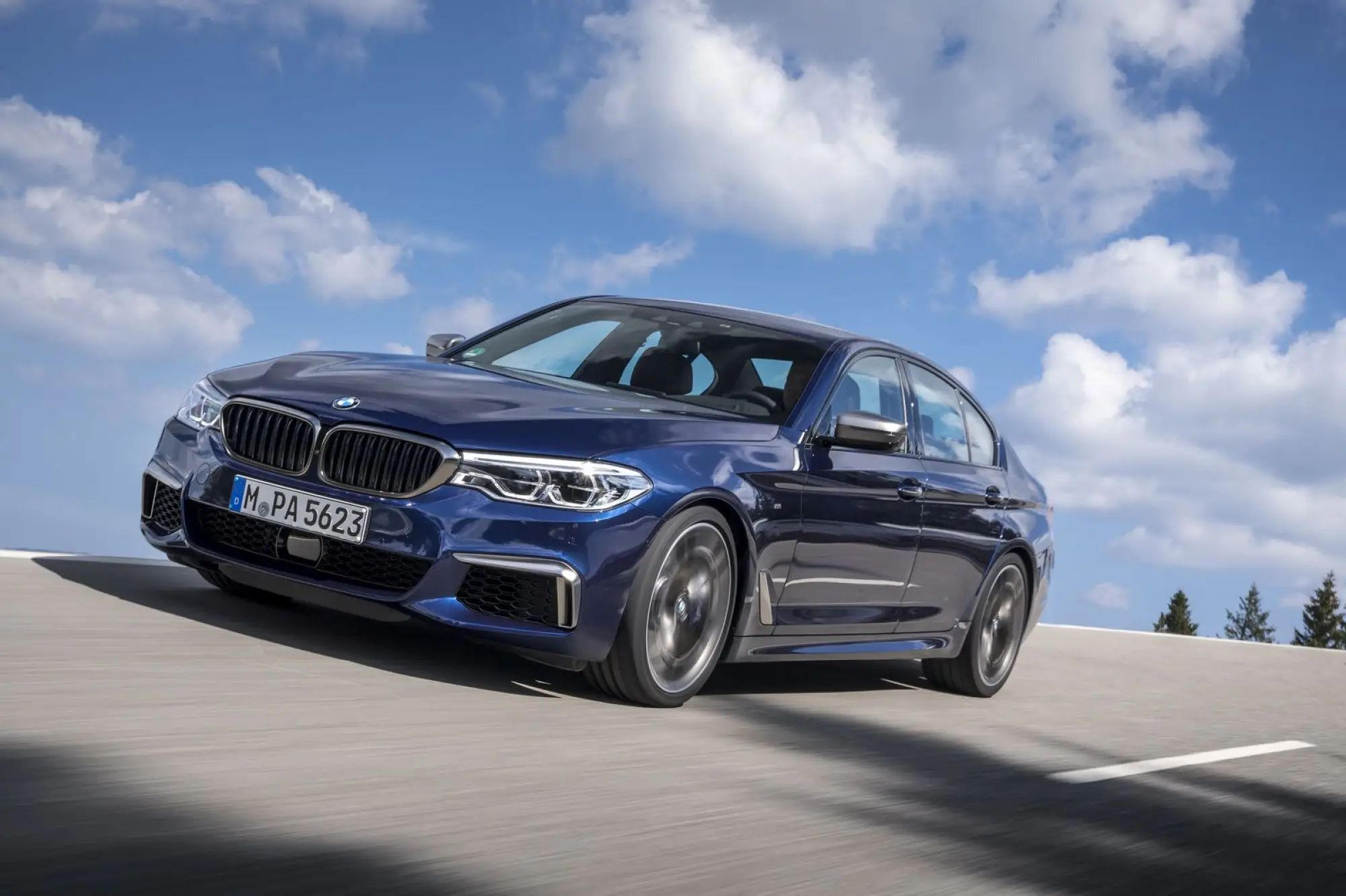 BMW M550i xDrive e 530e iPerformance - 35