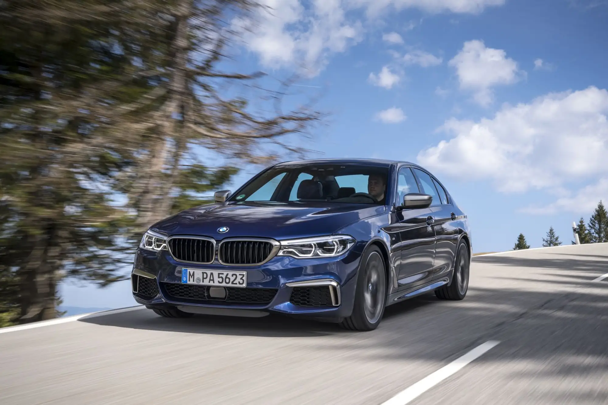 BMW M550i xDrive e 530e iPerformance - 36