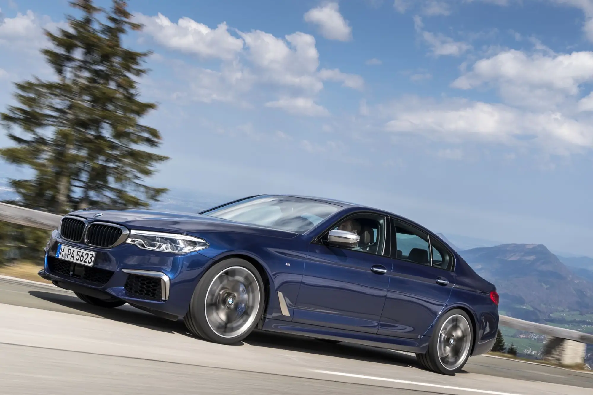 BMW M550i xDrive e 530e iPerformance - 38