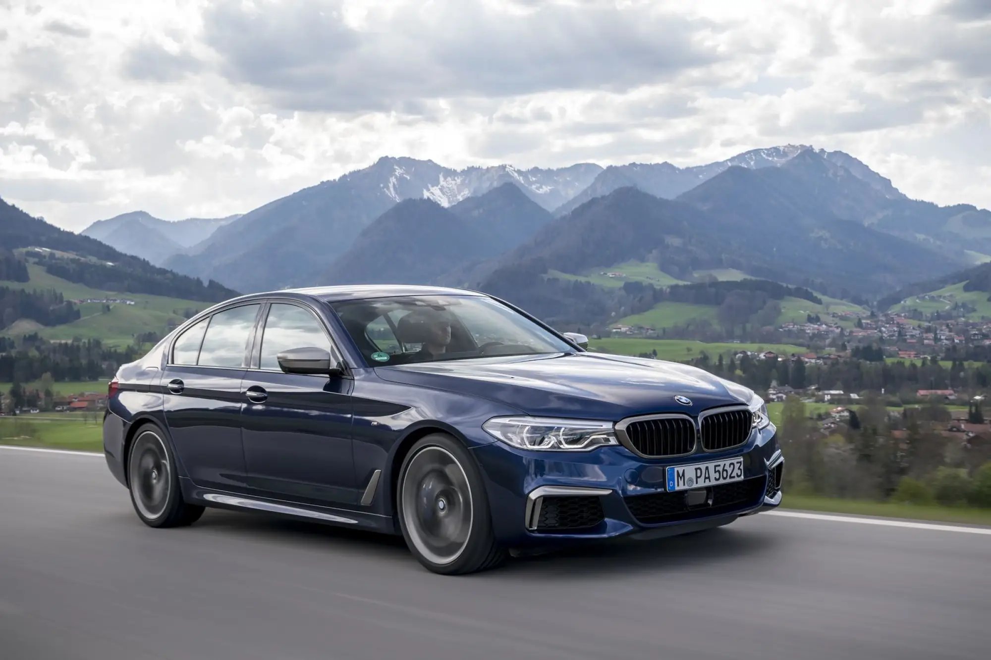 BMW M550i xDrive e 530e iPerformance - 40