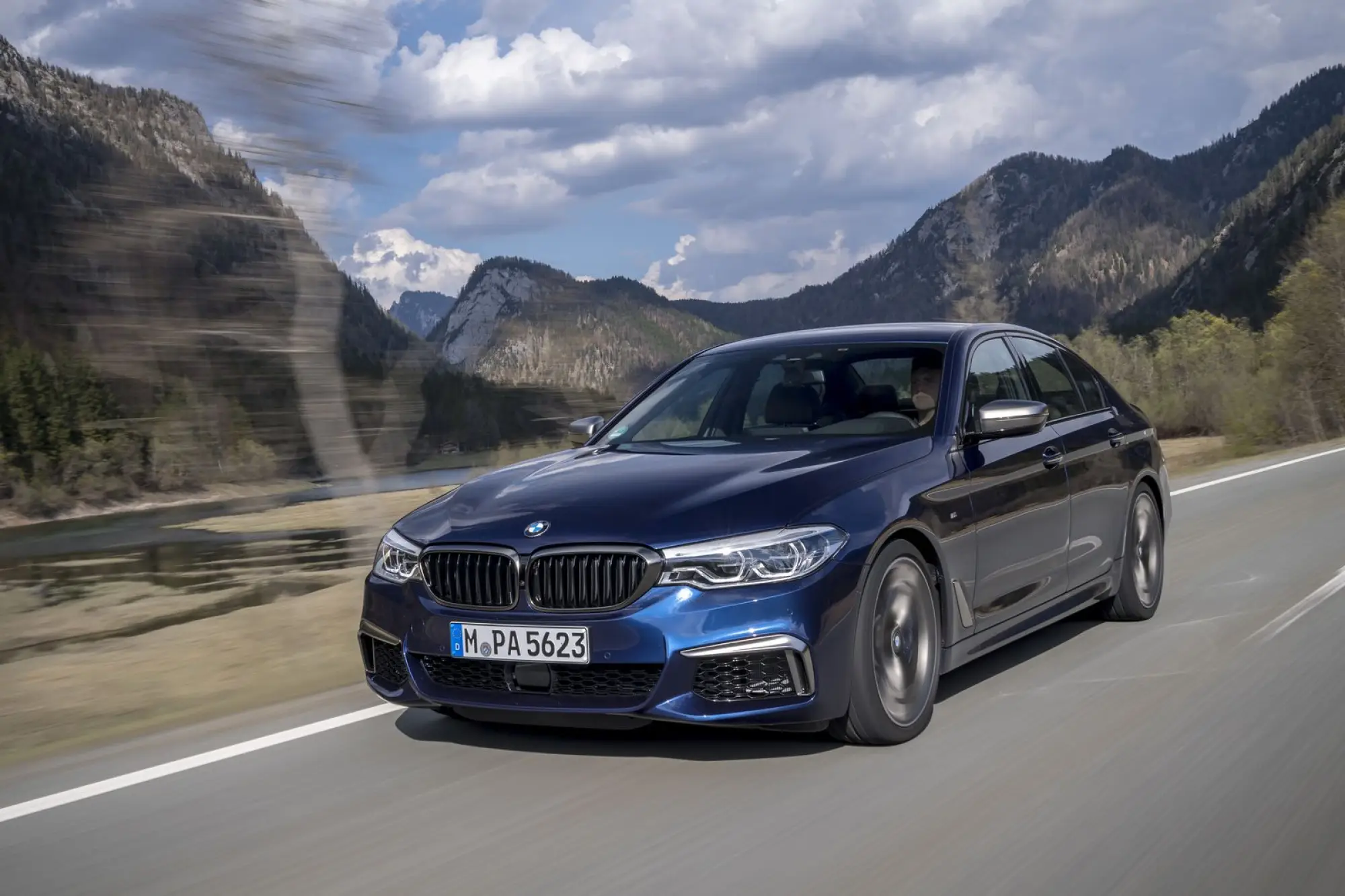 BMW M550i xDrive e 530e iPerformance - 42