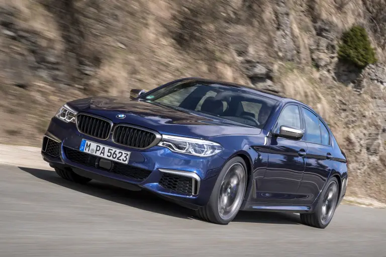 BMW M550i xDrive e 530e iPerformance - 43