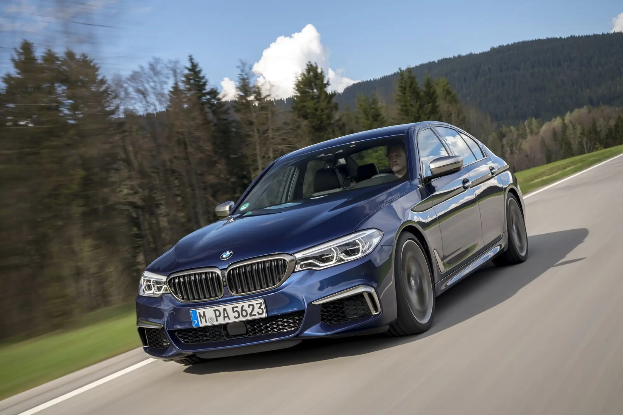 BMW M550i xDrive e 530e iPerformance - 44