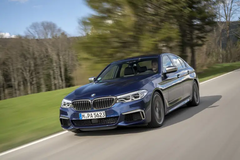 BMW M550i xDrive e 530e iPerformance - 45