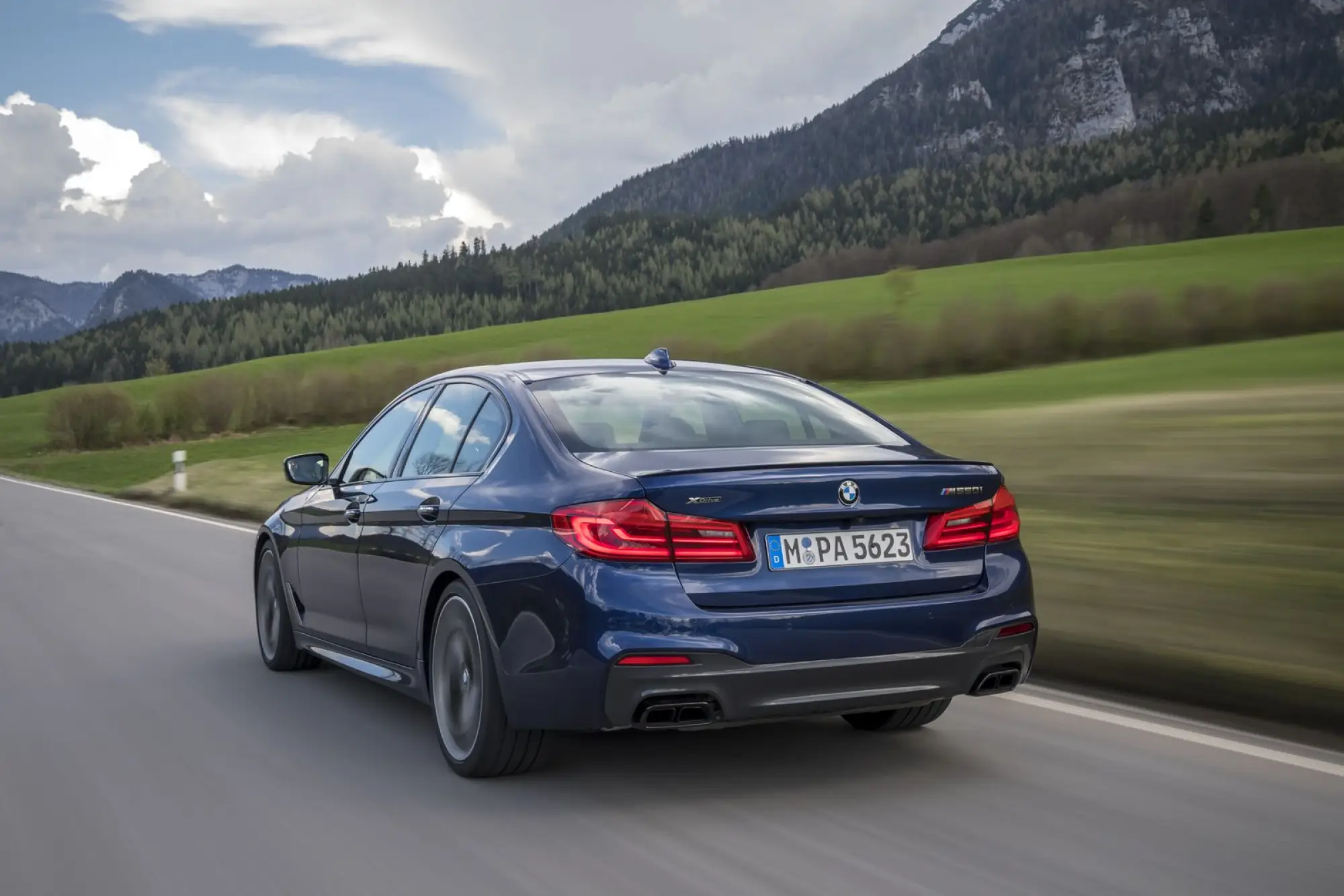 BMW M550i xDrive e 530e iPerformance - 46