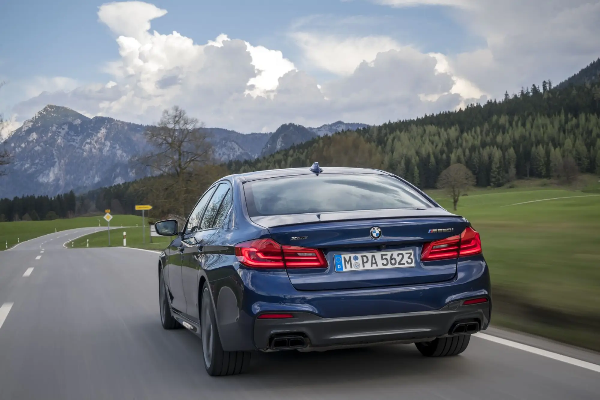 BMW M550i xDrive e 530e iPerformance - 47