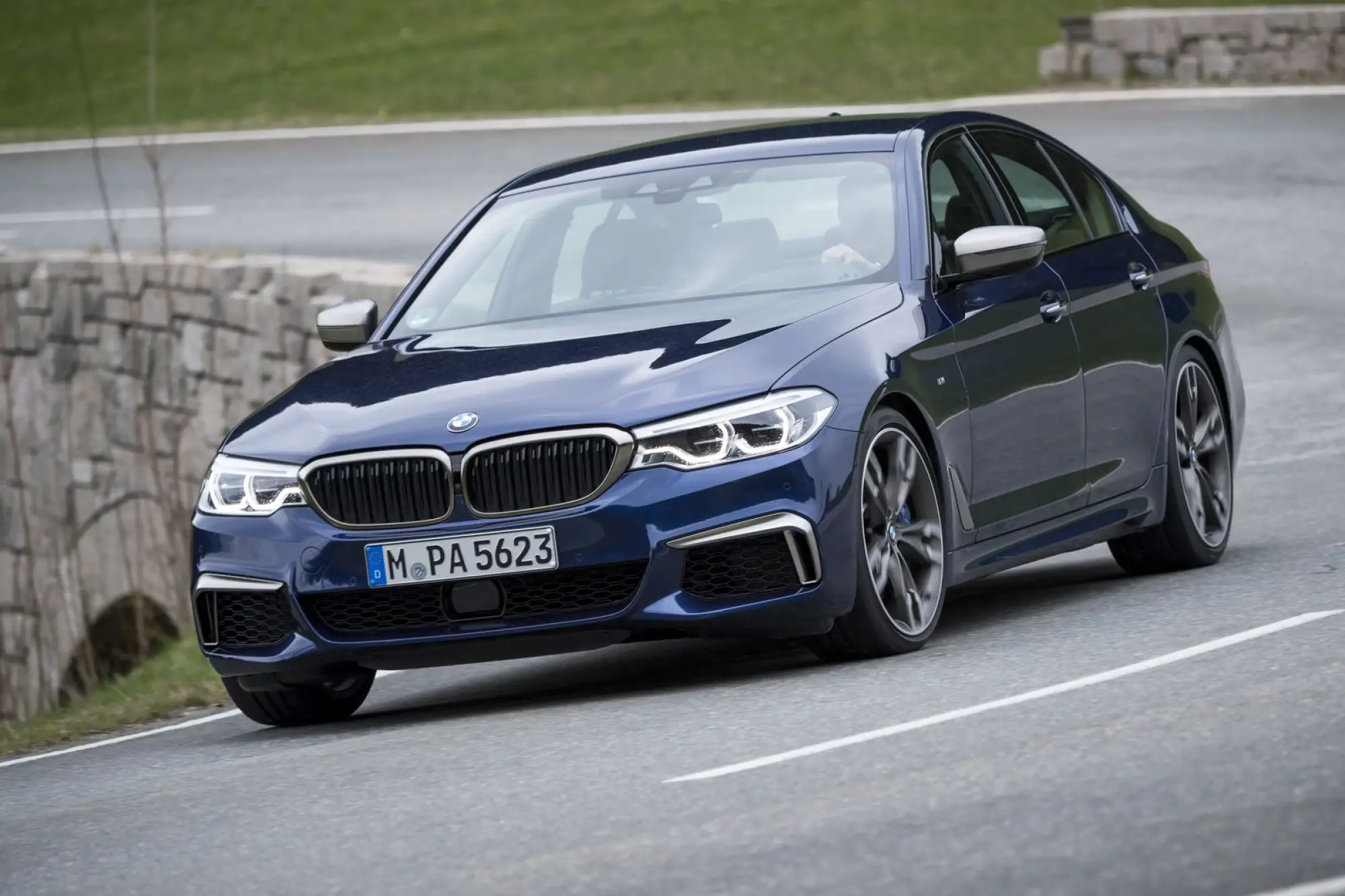 BMW M550i xDrive e 530e iPerformance - 56