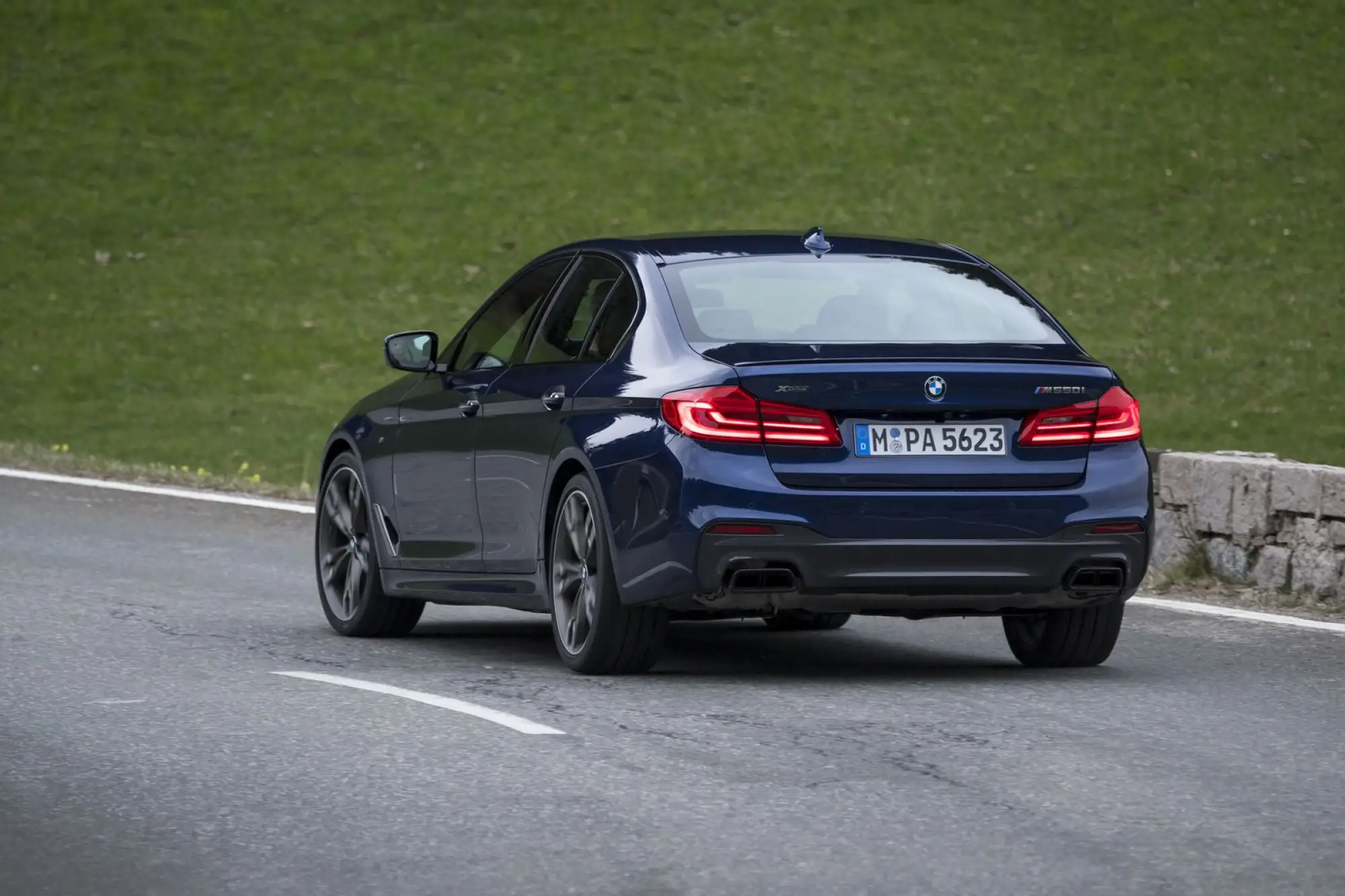 BMW M550i xDrive e 530e iPerformance - 57