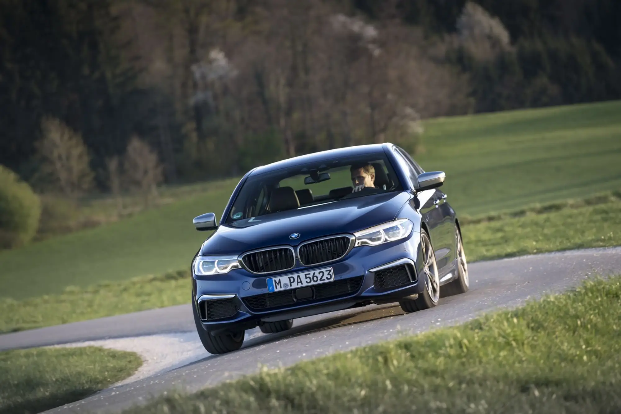 BMW M550i xDrive e 530e iPerformance - 61