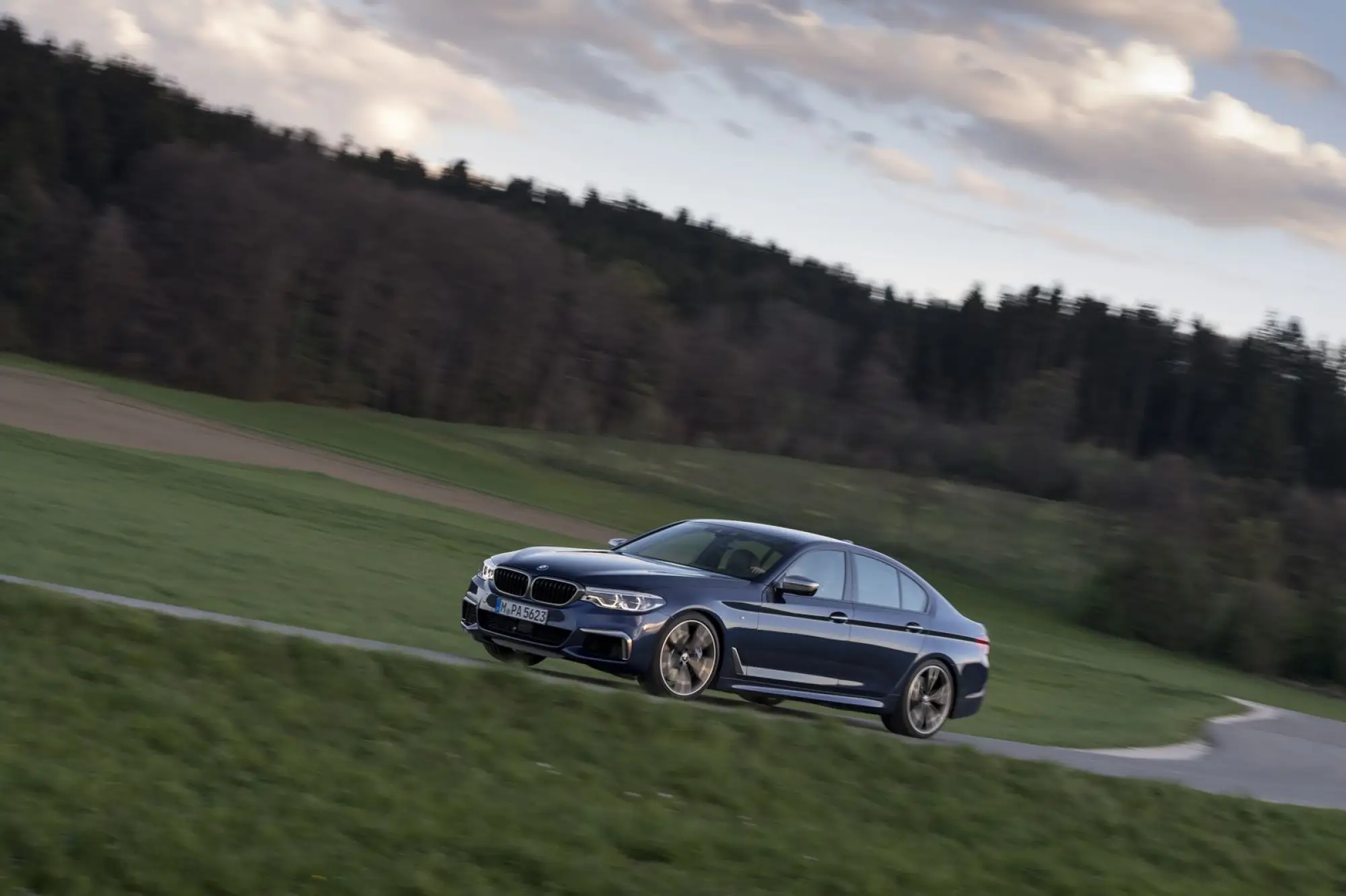 BMW M550i xDrive e 530e iPerformance - 62