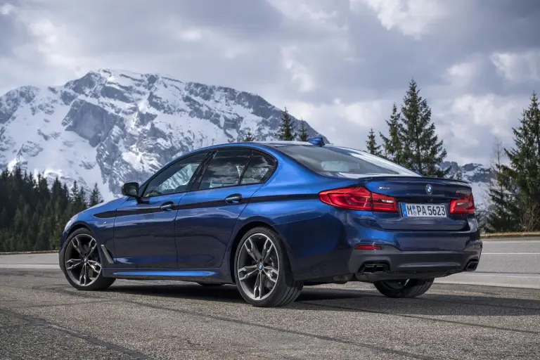 BMW M550i xDrive e 530e iPerformance - 66