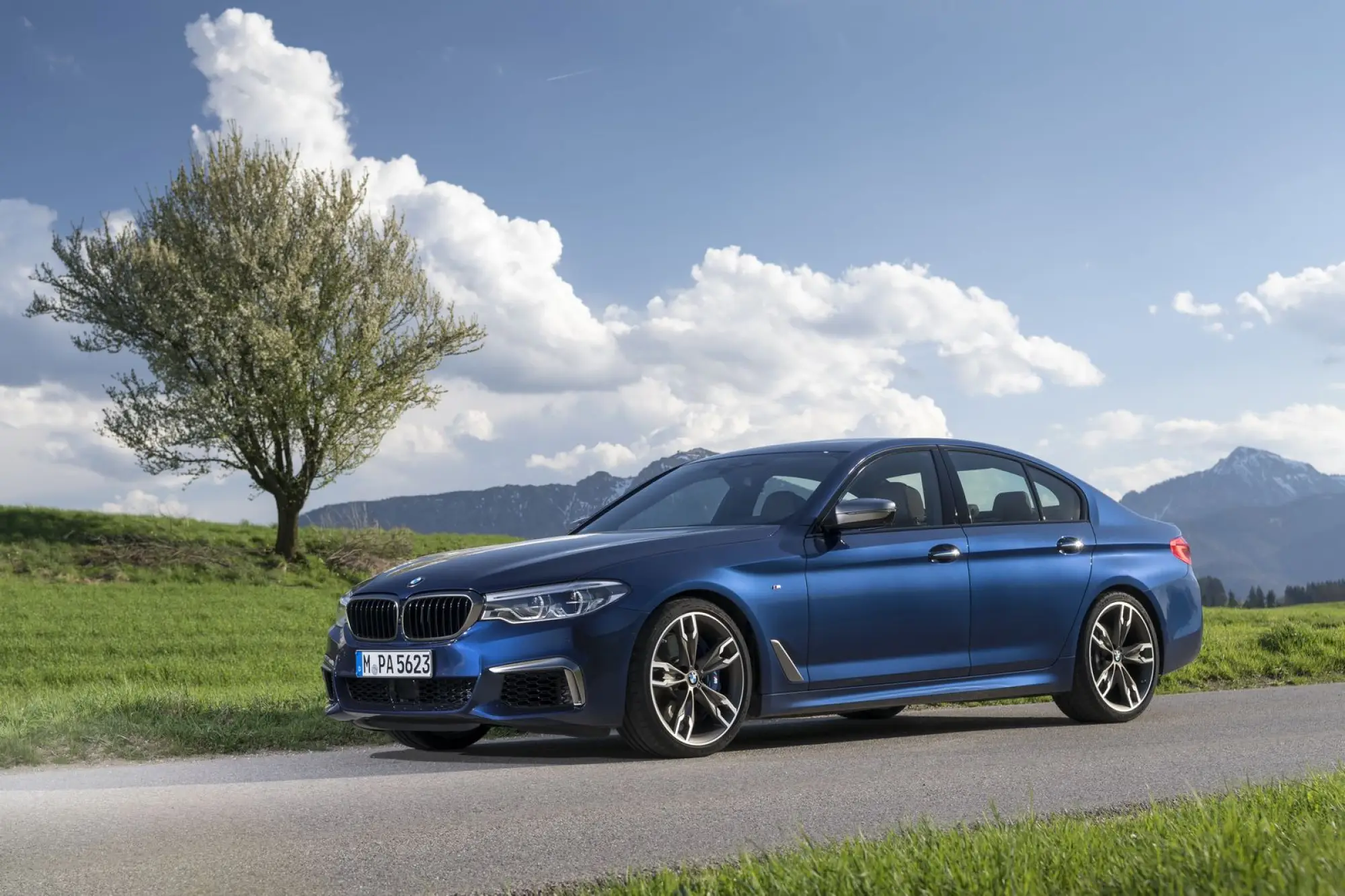 BMW M550i xDrive e 530e iPerformance - 67