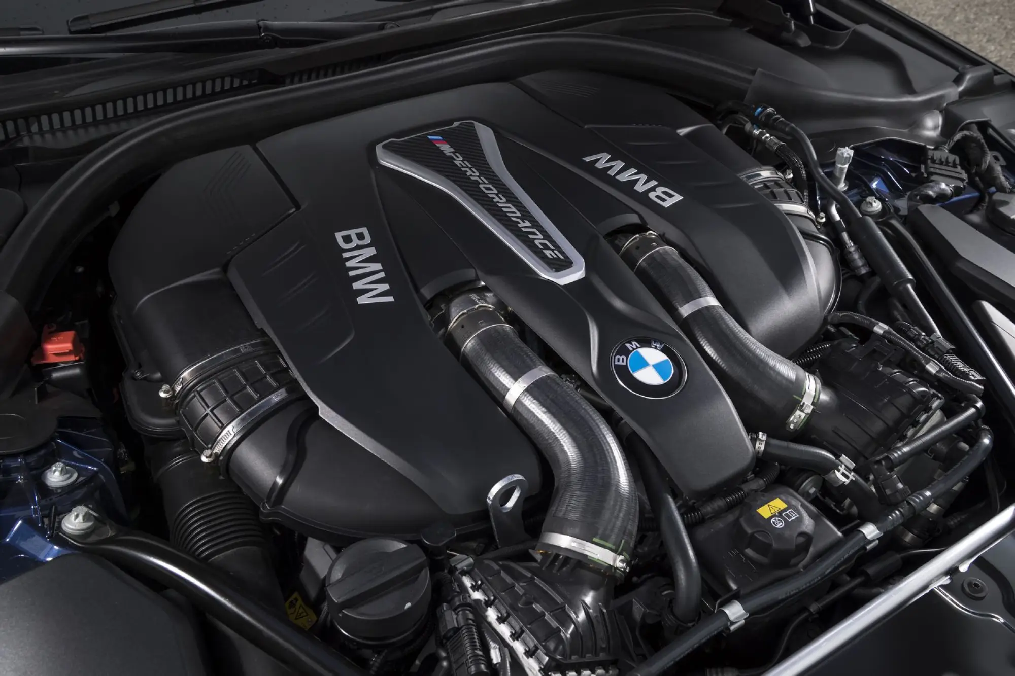 BMW M550i xDrive e 530e iPerformance - 84