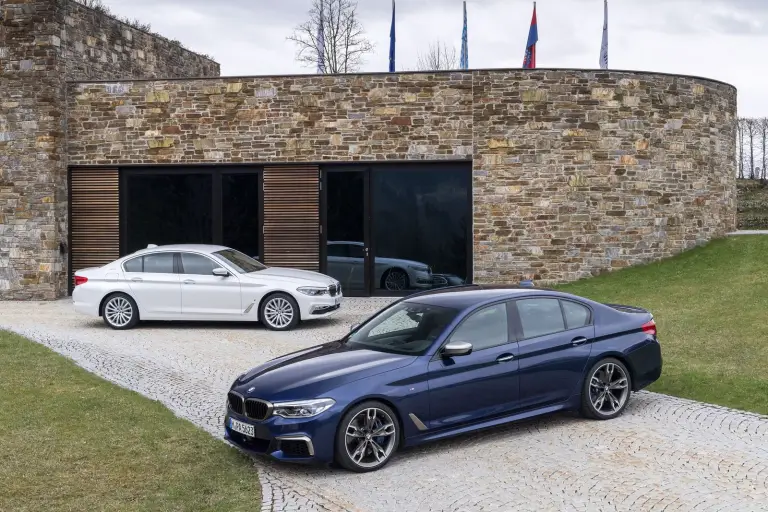 BMW M550i xDrive e 530e iPerformance - 86