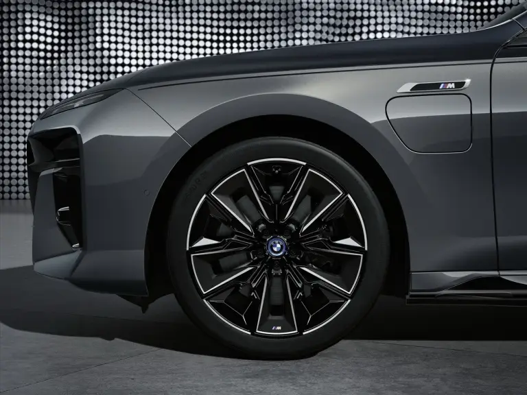 BMW M760e 2023 - Foto - 14