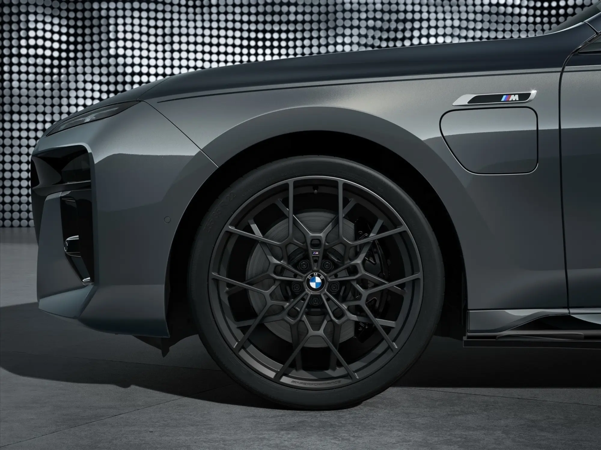 BMW M760e 2023 - Foto - 18