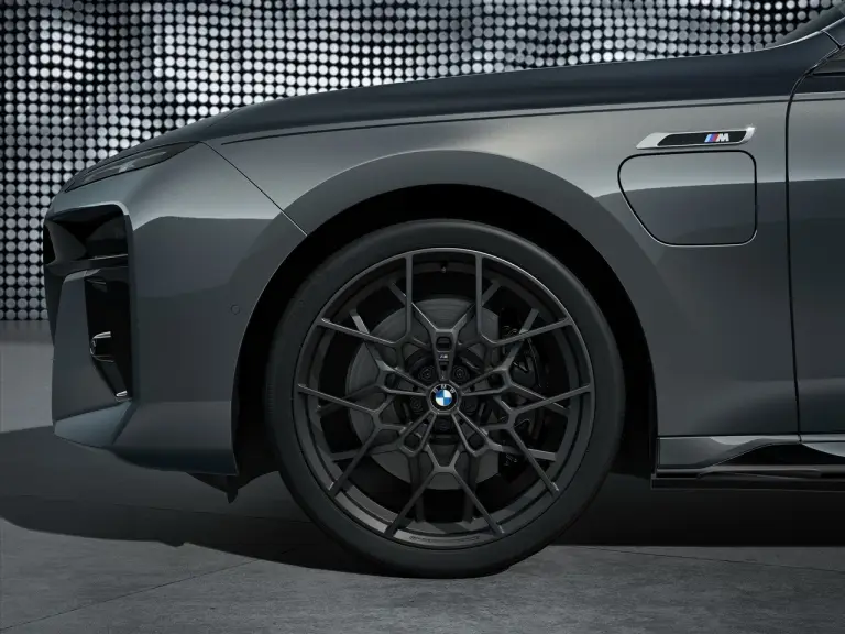 BMW M760e 2023 - Foto - 18
