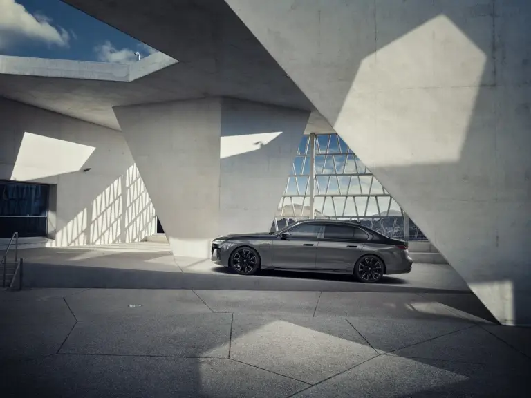 BMW M760e 2023 - Foto - 22