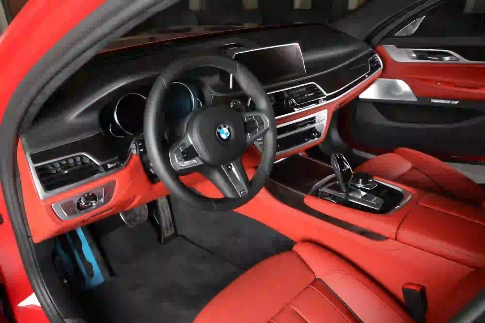 BMW M760Li Imola Red - 8