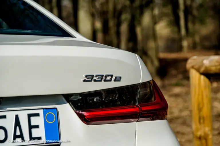 BMW Serie 3 330e 2020 - Prova su Strada - 24