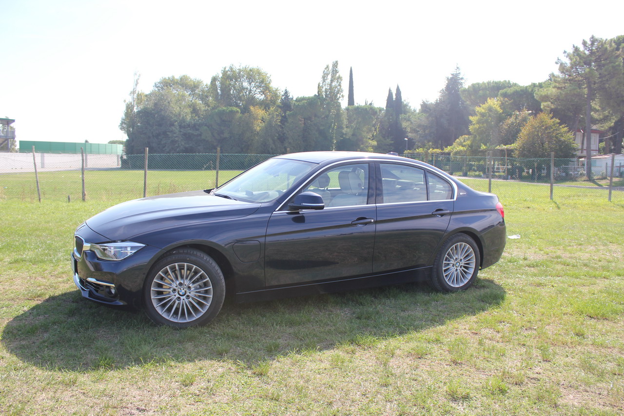 BMW Serie 3 330e: prova su strada