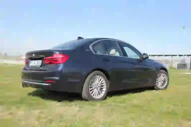 BMW Serie 3 330e: prova su strada - 4
