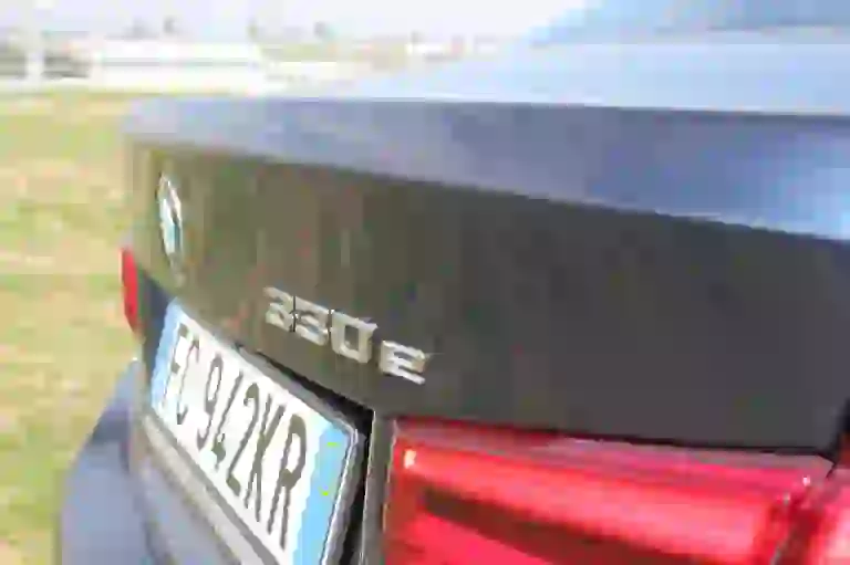 BMW Serie 3 330e: prova su strada - 17