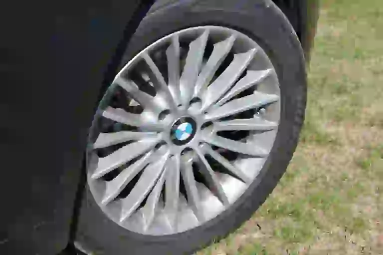 BMW Serie 3 330e: prova su strada - 18