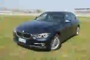 BMW Serie 3 330e: prova su strada - 23
