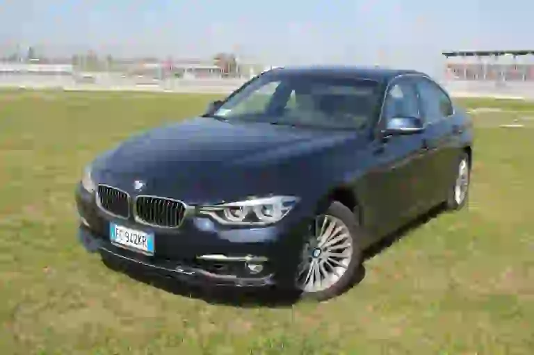 BMW Serie 3 330e: prova su strada - 23