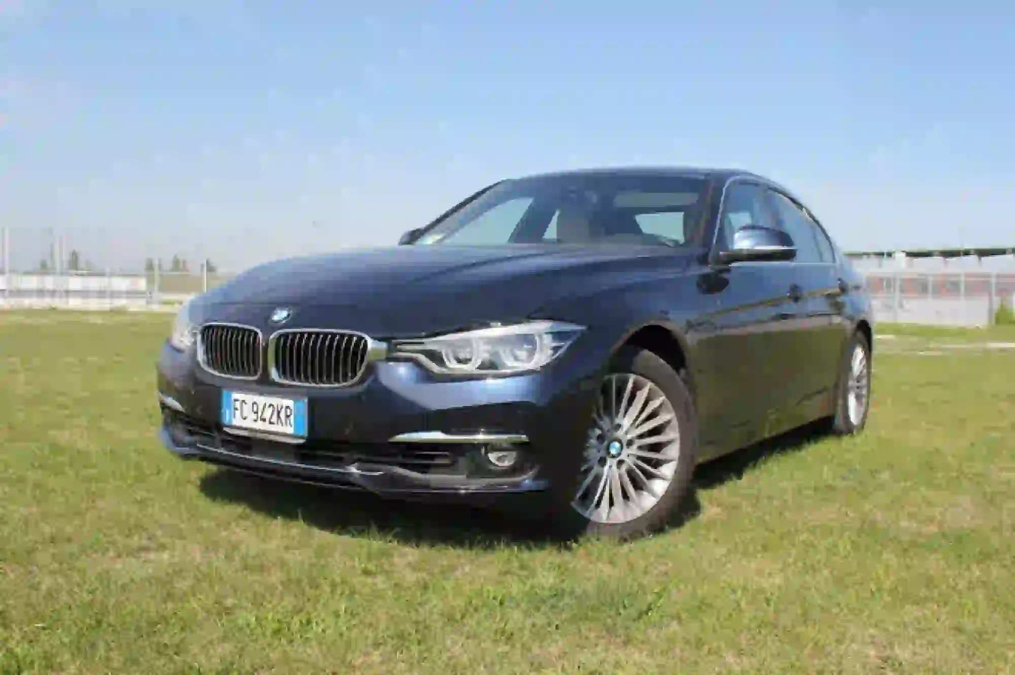 BMW Serie 3 330e: prova su strada - 24