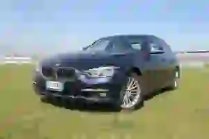 BMW Serie 3 330e: prova su strada - 24