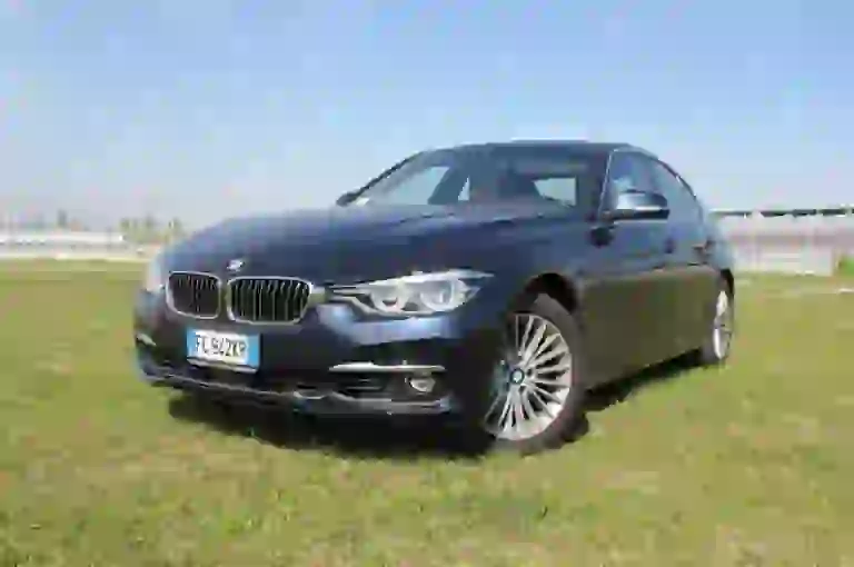 BMW Serie 3 330e: prova su strada - 24