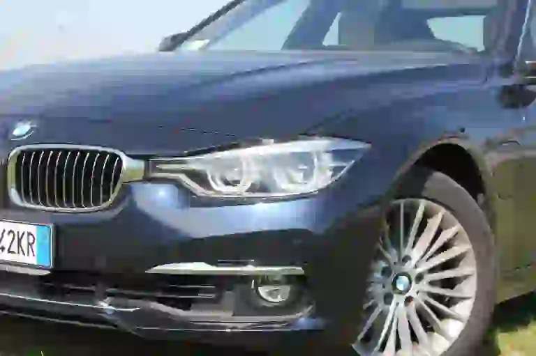 BMW Serie 3 330e: prova su strada - 25