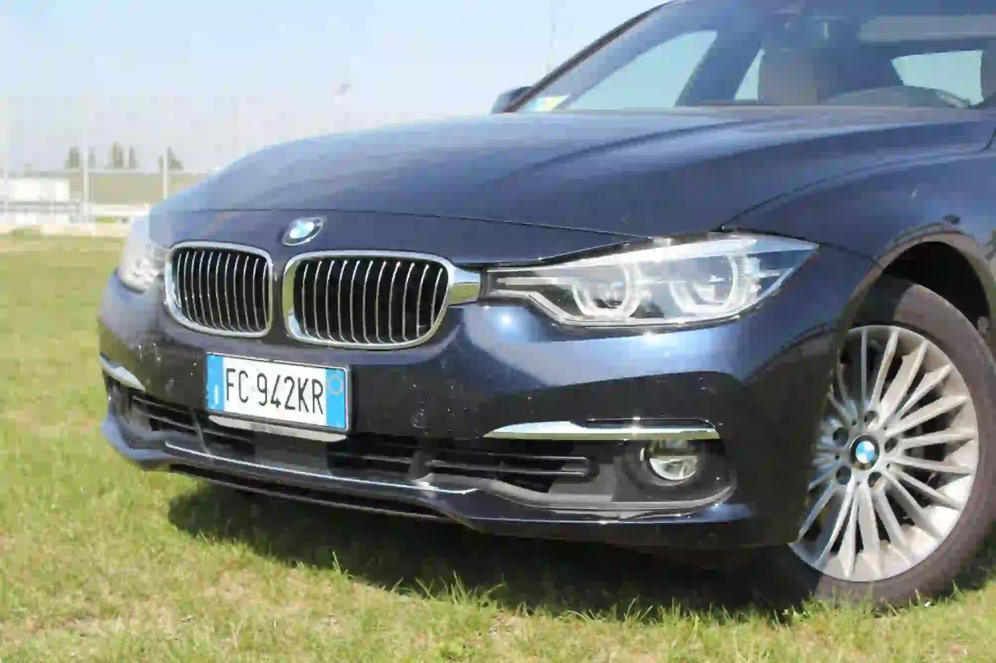 BMW Serie 3 330e: prova su strada - 26